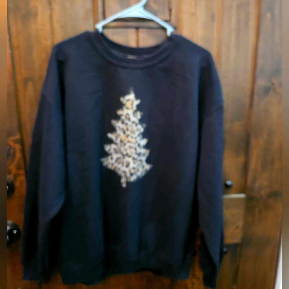 Leopard‎ Christmas tree Sweatshirt. Size large.